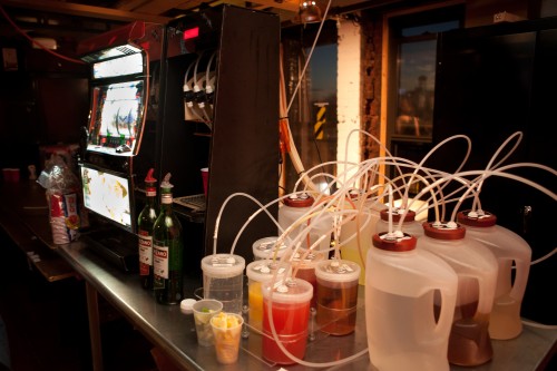 Barbot, робот для смешивания коктейлей, созданный энтузиастами из NYC Resistor.