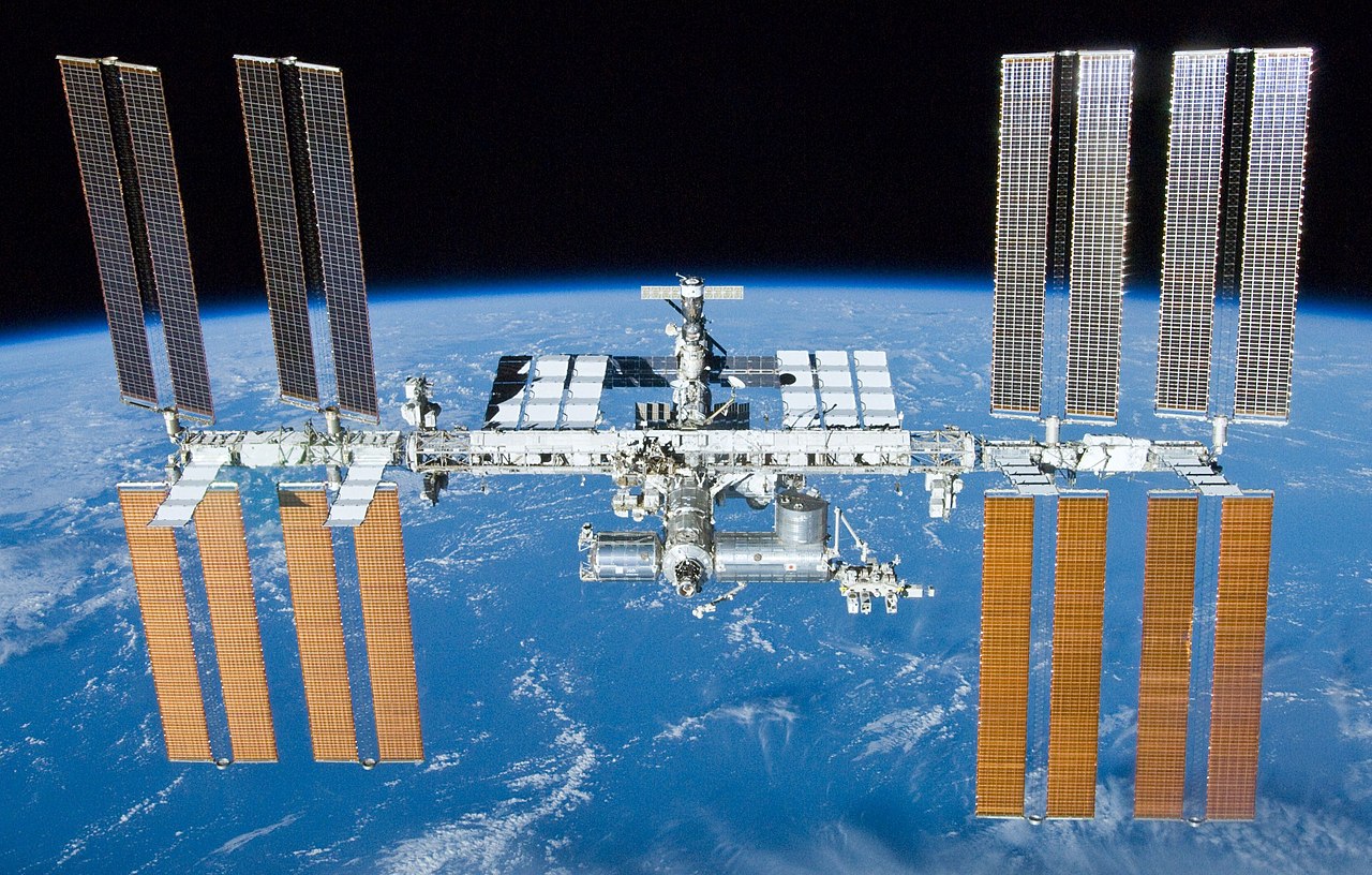  МКС на орбите Земли. Фото 2010 года. || Фото: NASA/Crew of STS-132.