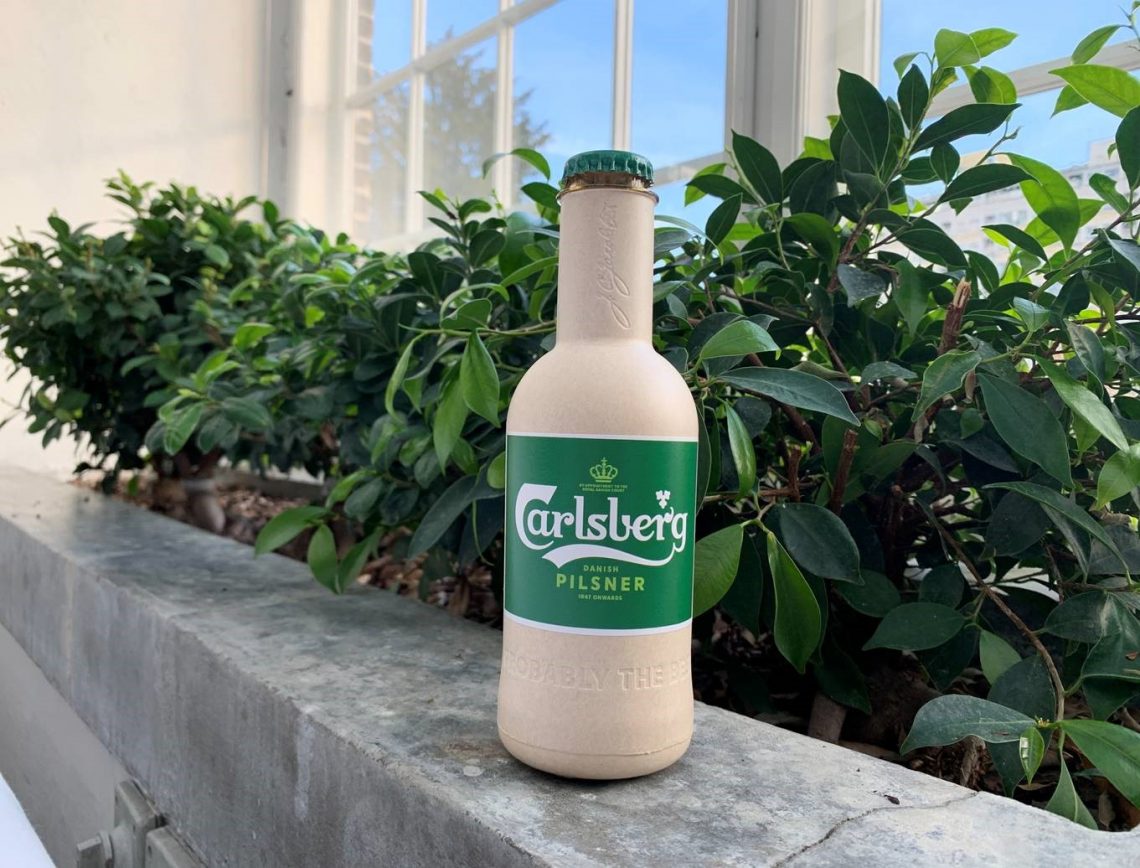 Бумажная бутылка от Carlsberg.