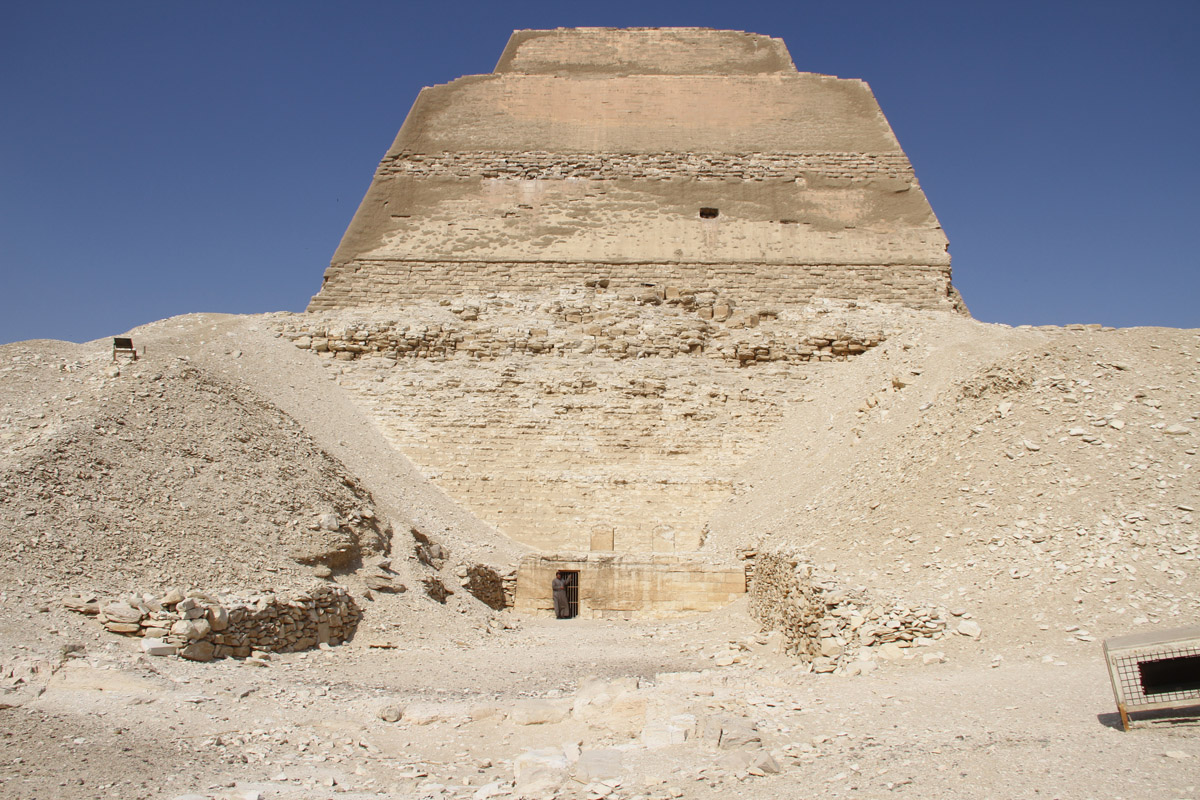 Жопой на пирамиду