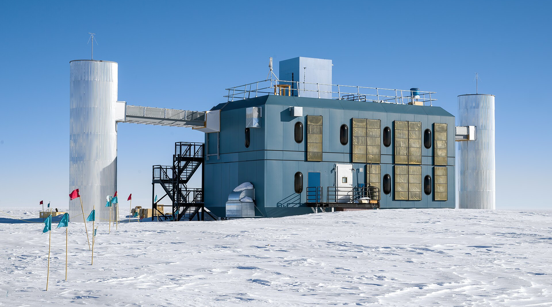 Neutrino iceCube Observatory South Pole
